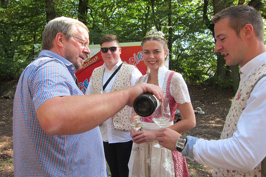 Michael Schnberg schenkt den hohen Gsten Leutesdorfer Wein ein. Fotos: Privat