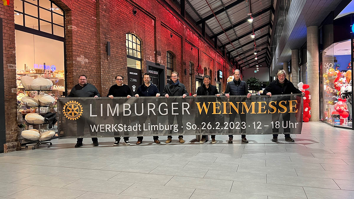Mitglieder des Organisationsteams prsentieren in der WERKStadt den Werbebanner fr die sechste Weinmesse am 26. Februar: (von links) Matthias Preis, Andr Kramm, Armin Heun, Jochen Altbrod, Dr. Bernd Holzbach, Marcel Kremer und Hans Bendel. Es fehlen Egon Brger, Dr. Christoph Oberwittler und Reinhard Ernst. Foto: Rotary Club 