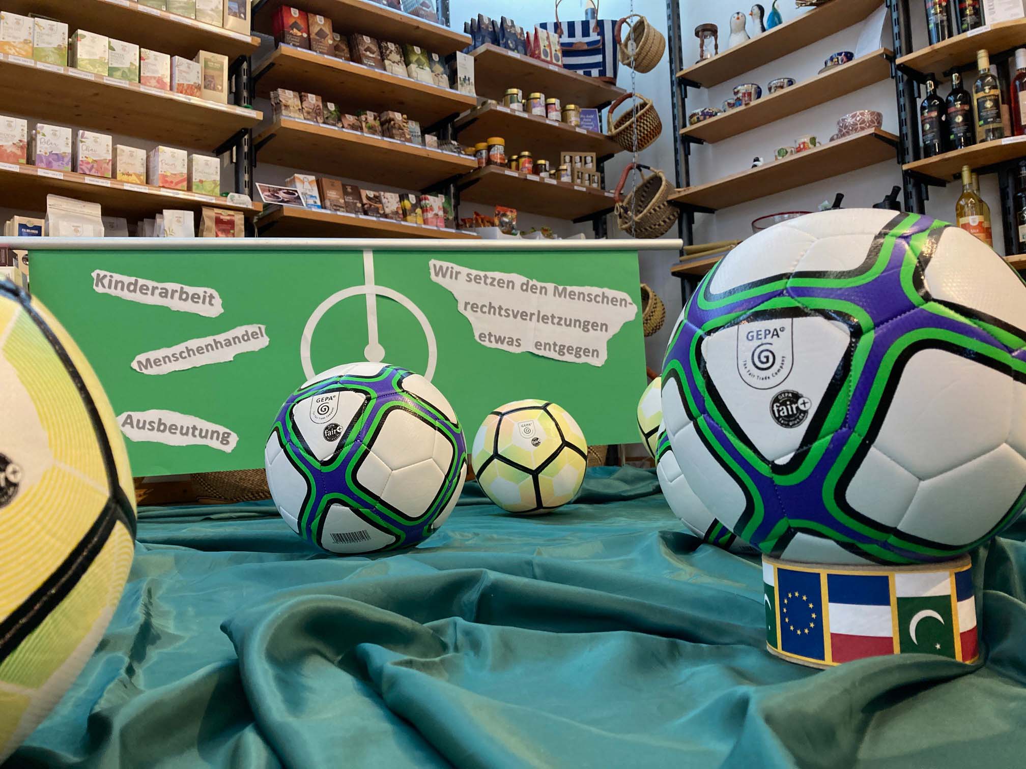 Im Zusammenhang mit der Fuball-Weltmeisterschaft in Katar weist der Weltladen Betzdorf auf fair gehandelte Fublle hin, die auch im Laden in Betzdorf gekauft werden knnen. (Foto: Weltladen Betzdorf)