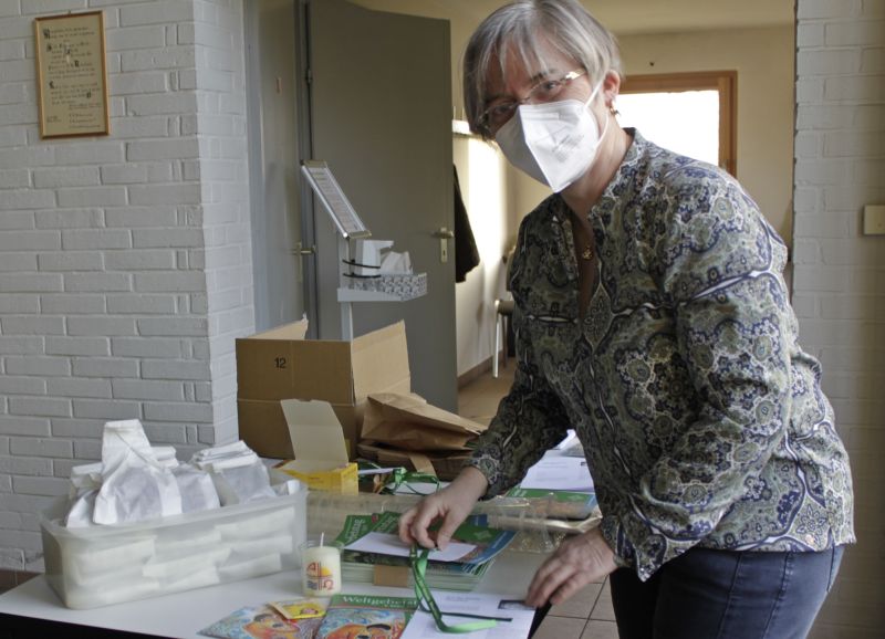 Die Fehl-Ritzhausener Pfarrfrau Loni Wagner packt mit Helferinnen 150 Tten fr den Weltgebetstag. Fotos: Sabine Hammann-Gonschorek