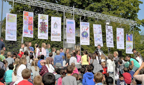 Fast 500 Kinder und viele Erwachsene nehmen an einer Demo in Hhr-Grenzhausen teil, um auf die Bedeutung der Kinderrechte hinzuweisen. (Foto: Veranstalter) 