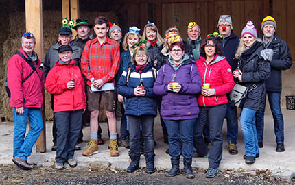 Die Wandergruppe mit "Schuljong" Jan Seifer beim Zwischenstopp in Weiselstein. Foto: Verein