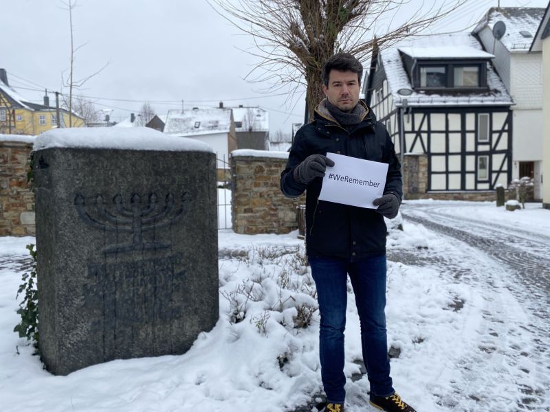 Stadtbrgermeister Stefan Leukel vor dem Gedenkstein in der Judengasse in Hachenburg, der an die ermordeten jdischen Brger Hachenburgs erinnern soll. Foto: privat