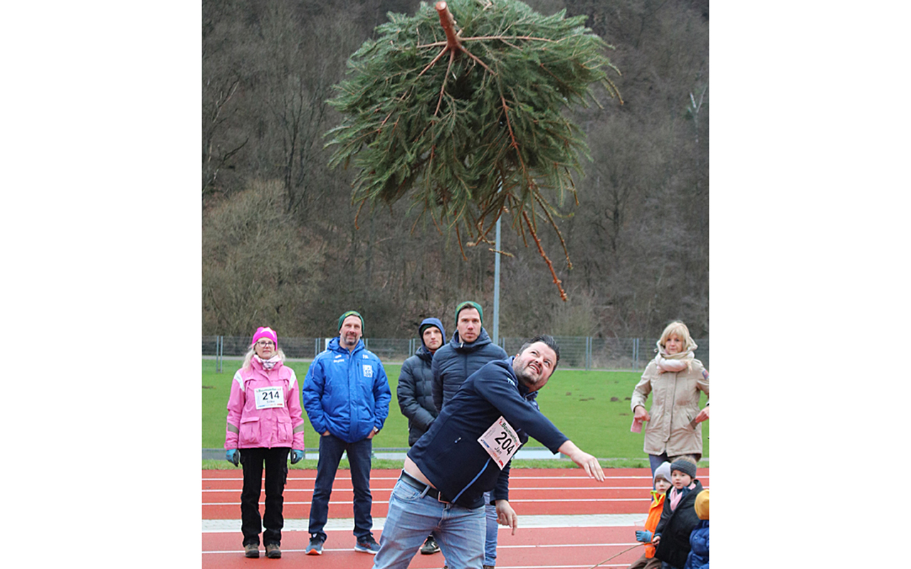 "Baum flieg!" hie es beim Weitwurf des ersten Weihnachtsbaumwerfens. (Foto: Josef Ho/VfL Waldbreitbach)