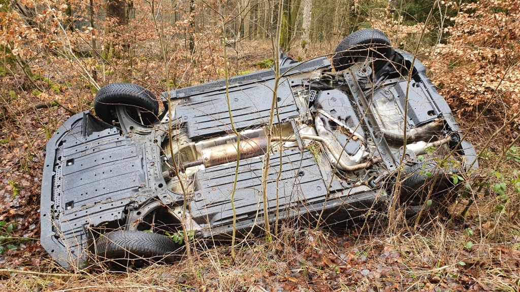 Verunfallter PKW in einem Bachlauf neben der Strae. Fotos: Feuerwehr VG Westerburg