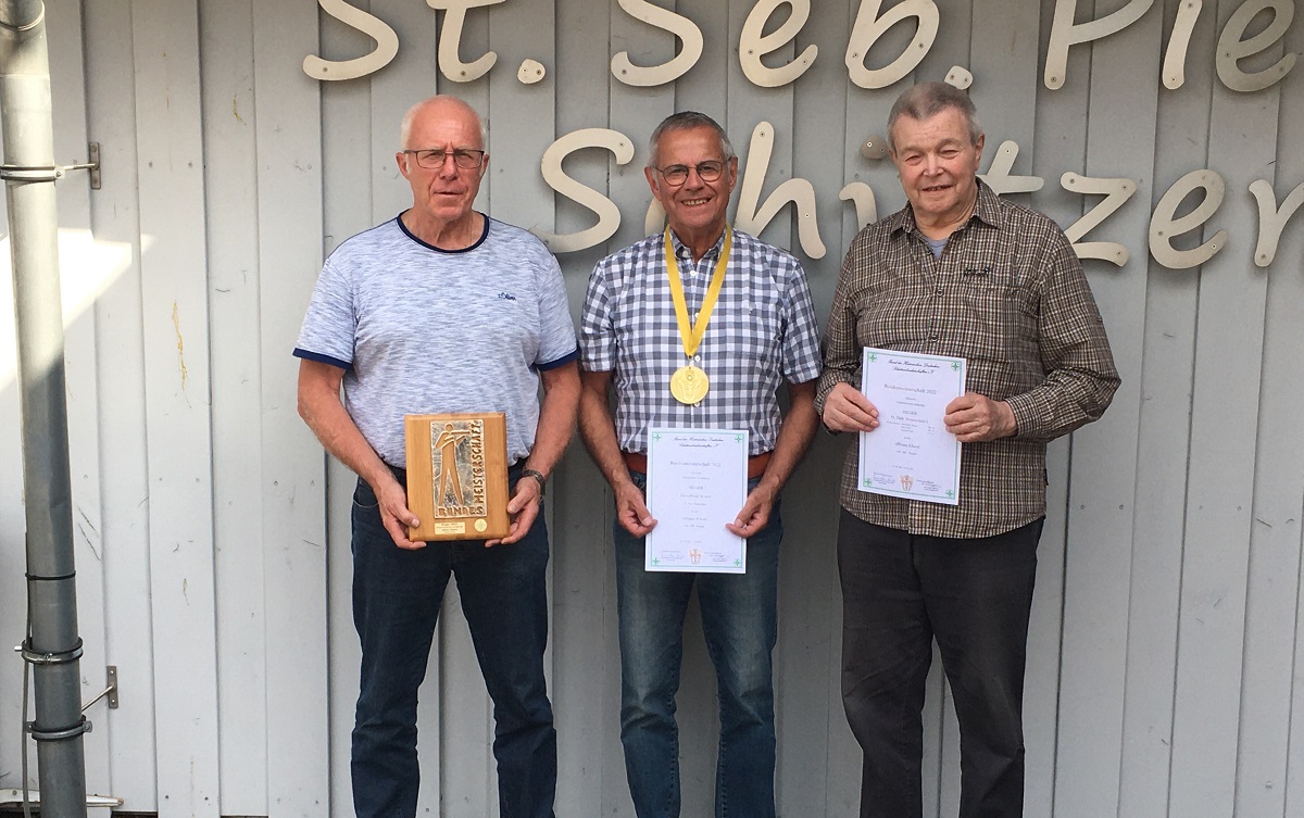 Die Deutschen Meister des BdHS in der Disziplin Zimmerstutzen-a mit ihren Siegertrophen (v.l.): Manfred Vogt, Hanspeter Wester und Hans Stauf. (Foto: Hans Hartenfels)