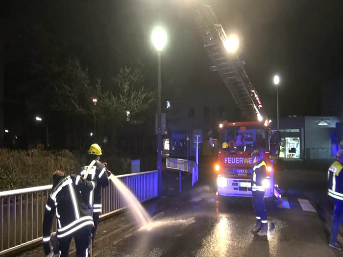 Die Feuerwehr Westerburg leuchtete den Tatort aus und fhrte Reinigungsmanahmen durch. Foto: RS Media