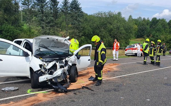 Die Fahrerin des Unfall-PKWs wurde in eine Klinik gebracht. (Foto: RS-Media)