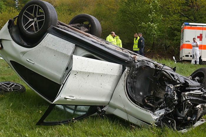 Schwerer Unfall - Fahrer mit Hubschrauber in Klinik geflogen