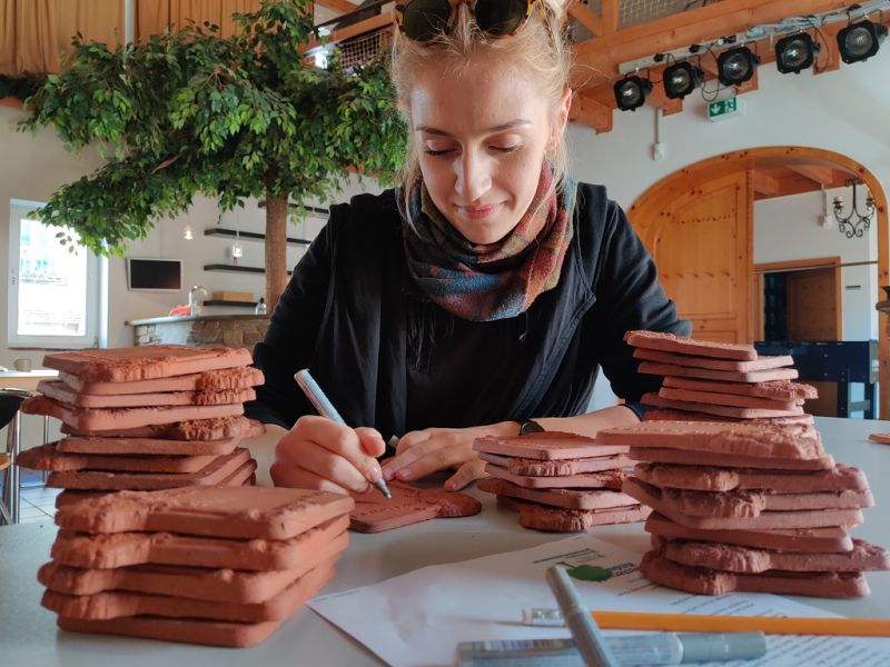 Petra Litt von der Zweiten Heimat ist die Kalligrafin der Westerwald-Kinder, sie beschriftet alle Keramiken der Baumpatenschaften mit der gewnschten persnlichen Widmung. Die Patinnen und Paten sind dabei sehr kreativ. Fotos: privat
