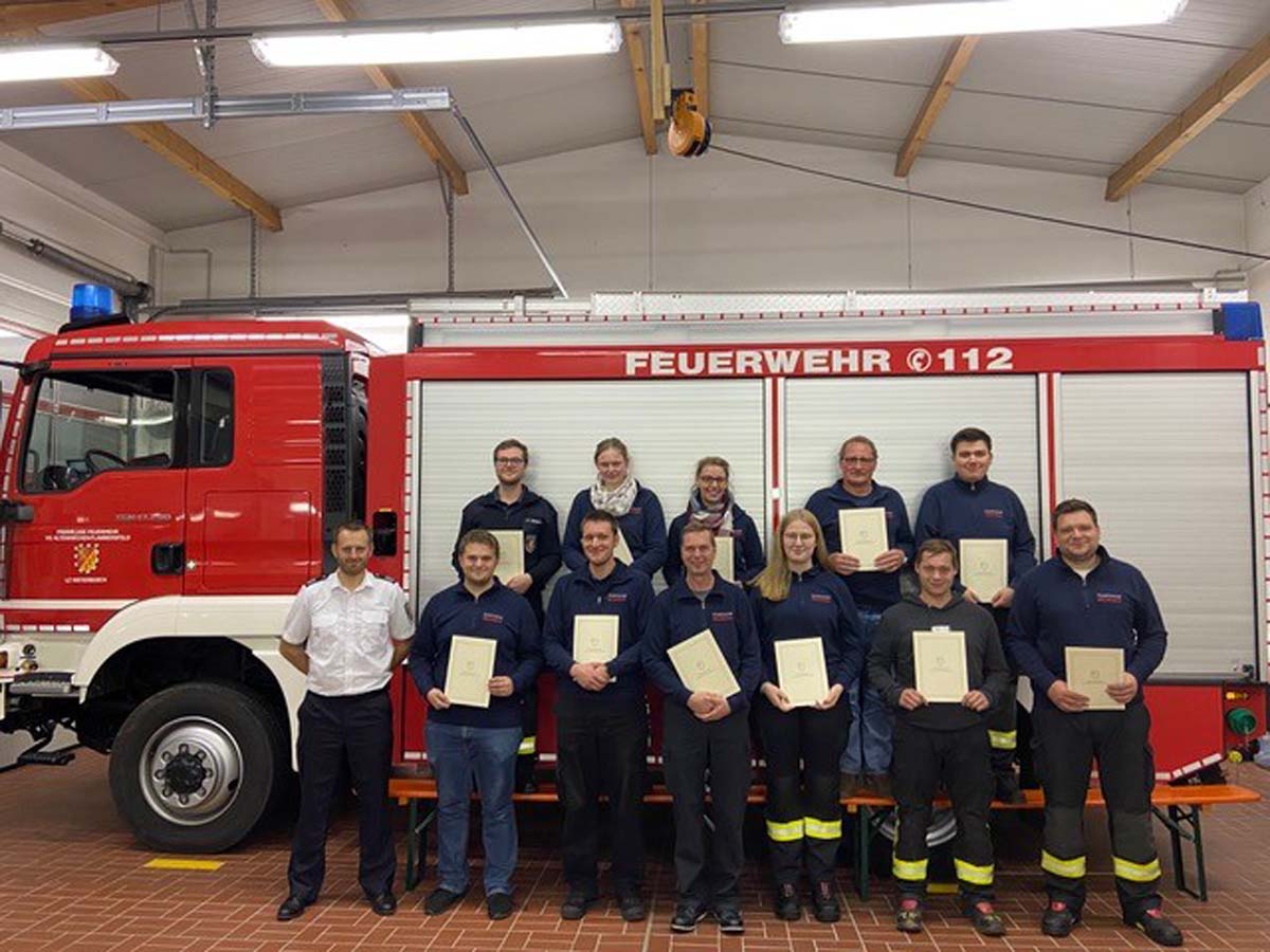 Die befrderten Kameradinnen und Kameraden des Lschzuges Weyerbusch li. Wehrleiter Bjrn Strz (Bild: Feuerwehr)