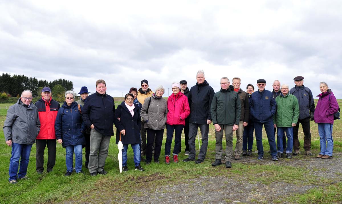 Die Wandergruppe stellte sich zum Gruppenbild links Rolf Schmidt-Markoski, 7. v. re. Ralf Hassel, rechts Cornelia Obenauer  Bilder: kk)