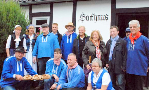 Die Veranstalter und Raiffeisen-Nachfahre Robert Fuchs (5. vo rechts). (Foto: kk)