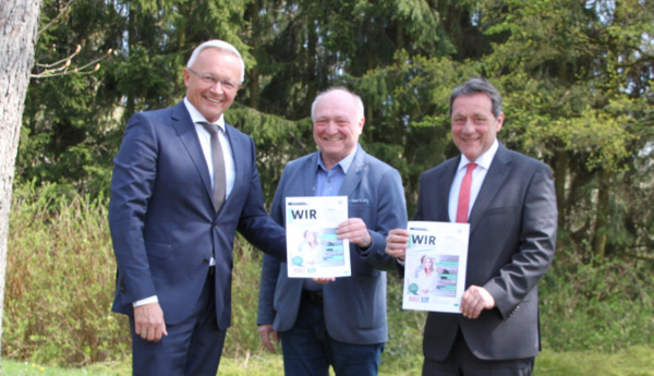 Die Landrte Achim Hallerbach, Michael Lieber und Achim Schwickert prsentieren das neue Heft von WIR Westerwlder. (Foto: Kreisverwaltung) 