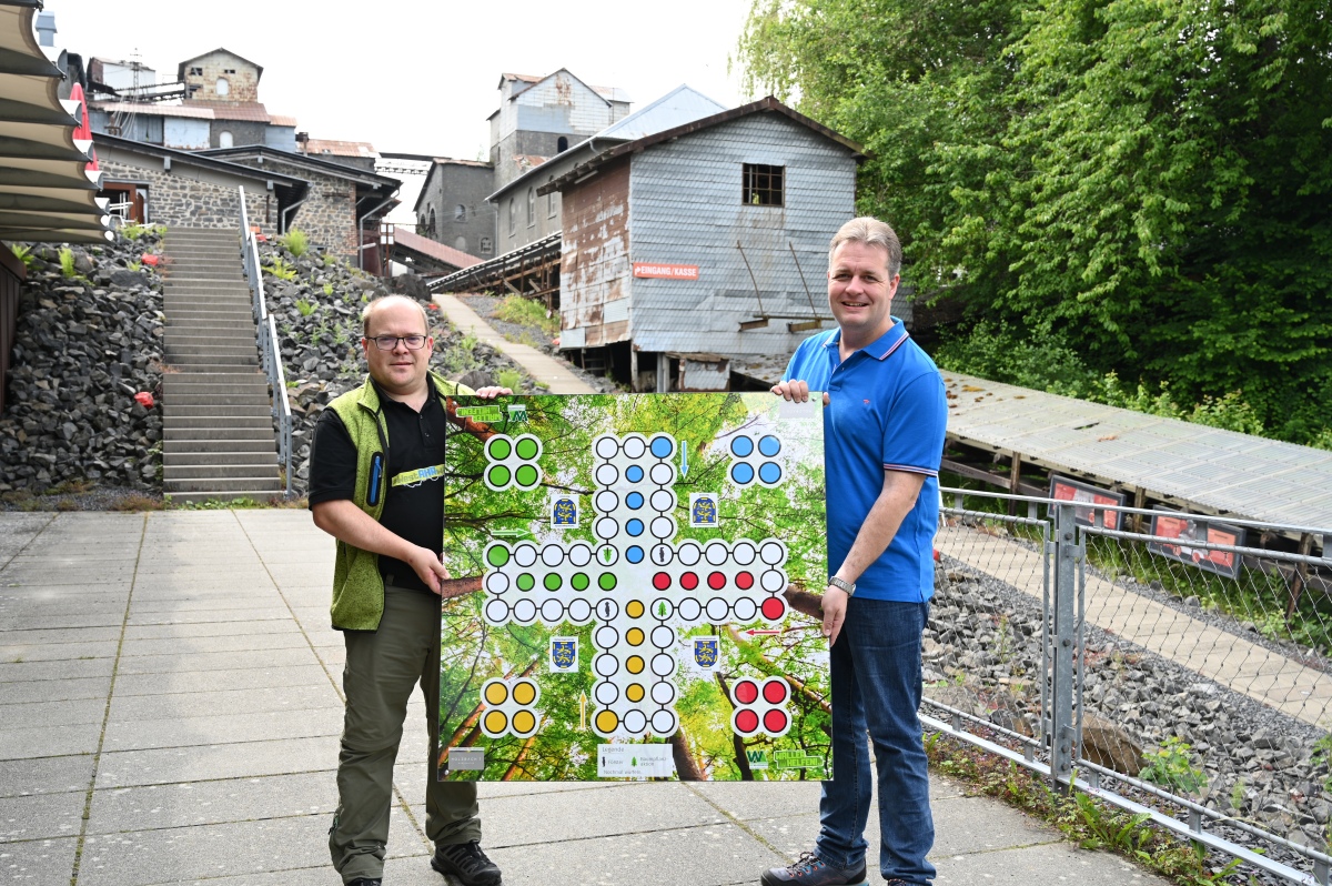 Die Verantwortlichen (links: Bjrn Flick) prsentierten am Rande der Zusammenkunft im Stffel-Park ein "Wir forsten auf"-Spielbrett. (Foto: Wller Helfen) 