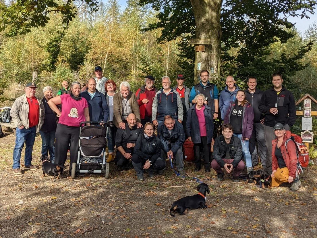 Die Gelegenheit fr ein Gruppenfoto in geselliger Atmosphre nutzte die Wandergruppe bei den Soldatengrbern im Giebelwald. (Fotos: Verein)