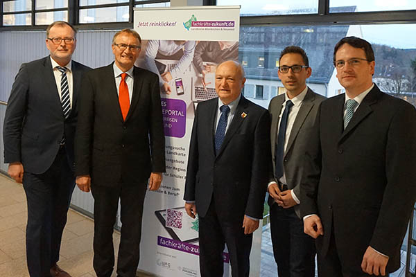 Von links: Karl-Ernst Starfeld, Landrat Rainer Kaul, Landrat Michael Lieber, Tim Kraft (Wirtschaftsfrderung Kreis Altenkirchen) und Harald Schmillen (Wirtschaftsfrderungsgesellschaft Landkreis Neuwied). Foto: WFG