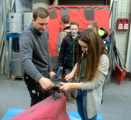 Die Bearbeitung von Schiefer braucht Feingefhl und Geschick  bei einigen Jugendlichen war das handwerkliche Talent direkt erkennbar. (Foto: WFG Westerwaldkreis)  