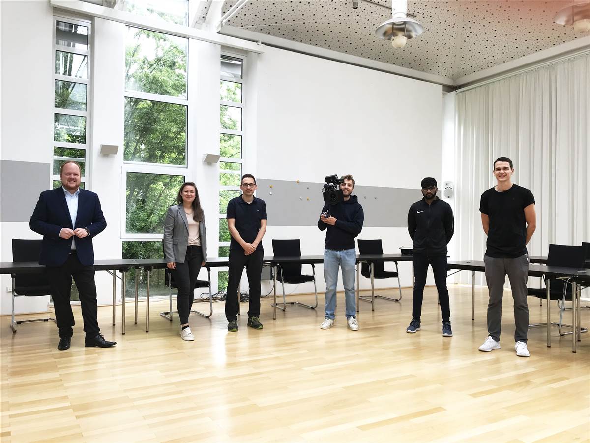 Freuen sich auf den Start der Filmaufnahmen in der Verbandsgemeinde (von links): Andreas Hundhausen (Brgermeister VG Kirchen), Riccarda Vitt (Wirtschaftsfrderung VG Kirchen), Tim Kraft (Leiter Wirtschaftsfrderung VG Kirchen), David Thiemann (KG Media Factory), Nikkash Sutharsan (KG Media Factory) und Marco Gilly (KG Media Factory). (Foto: Verbandsgemeindeverwaltung Kirchen) 
