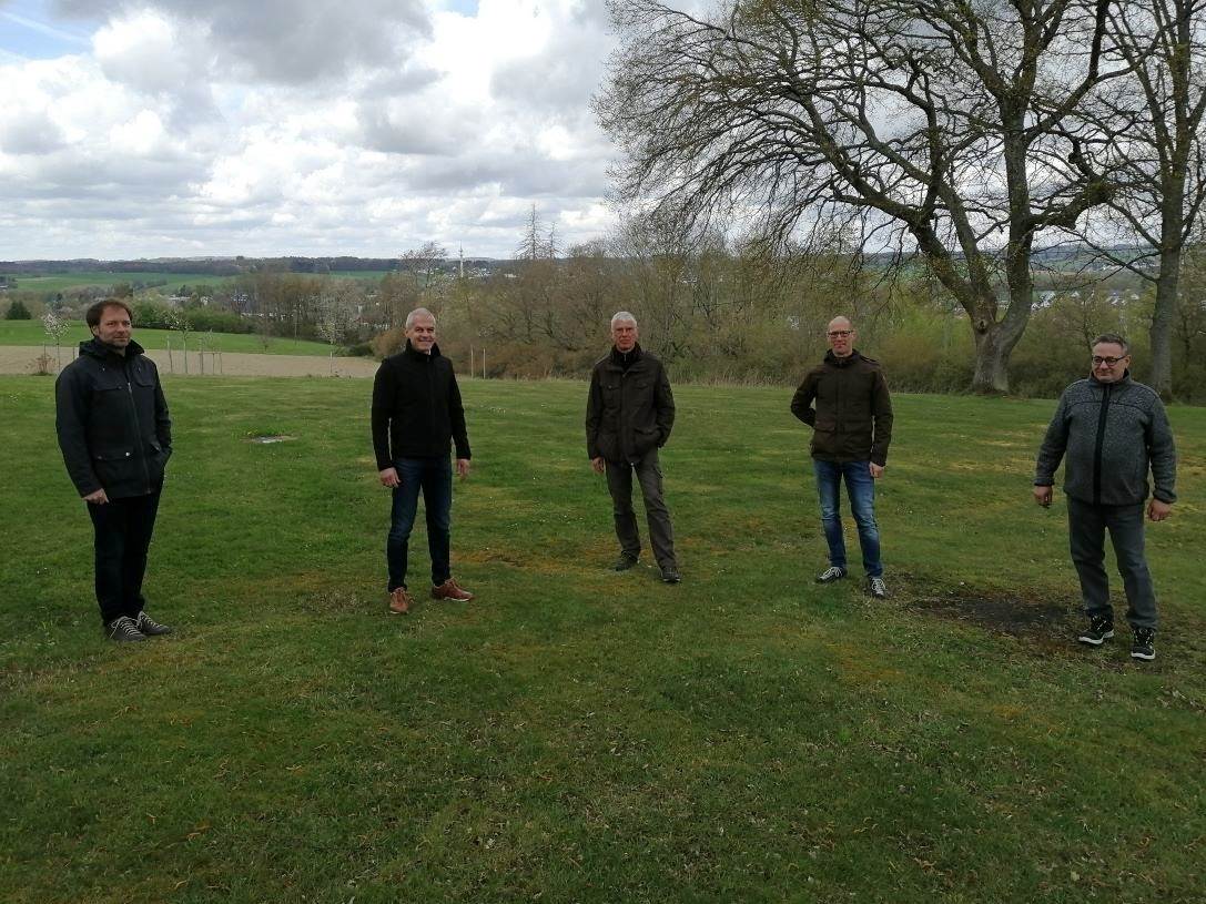 Fachgesprch in freier Natur, bei niedriger Temperatur und ohne Wolf (von links): Moritz Schmitt, Fred Jngerich, Dr. Paul Bergweiler, Markus Mille und Josef Schwan. (Foto: vh)