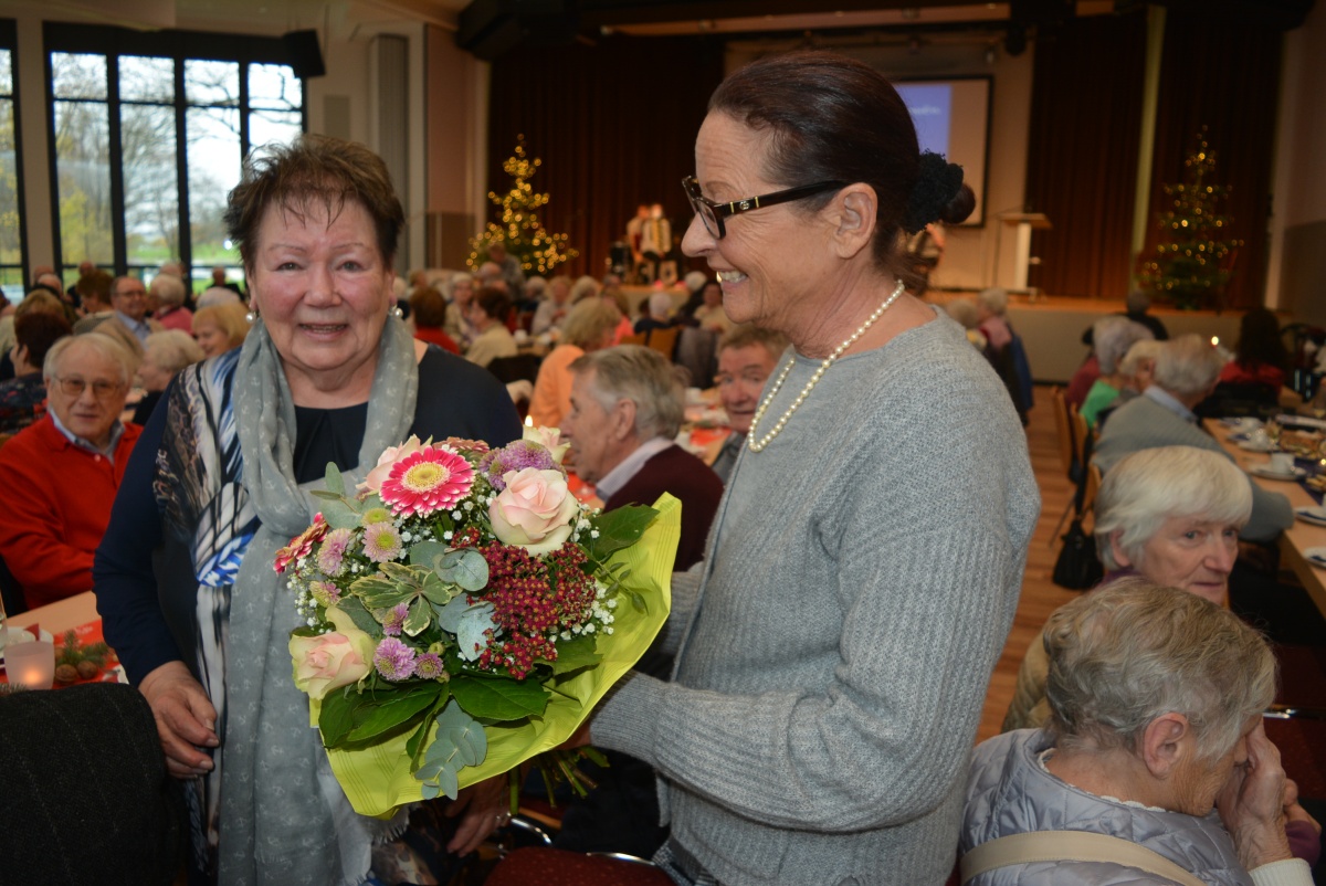 Sylvia Bijou-Schwickert gratulierte Margret Bonnemann zum Geburtstag. (Fotos: Wolfgang Rabsch)