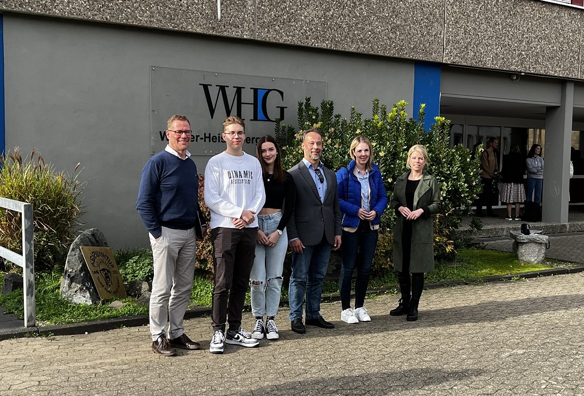 Von links: Schulleiter Frank-Michael Strauss, Leo Borgens, Leonie Geist, Dr. Jan Bollinger, Ellen Demuth, Lana Horstmann. (Foto: privat)