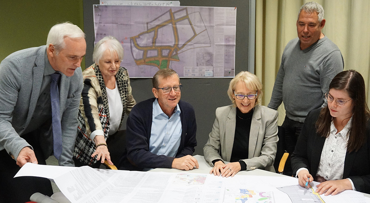 Der Arbeitskreis Standortentwicklung hofft auf Neuansiedlungen: AK-Sprecher Frank Wolsfeld, Brigitte Ursula Scherrer, Lothar Klaus Melms, Christine Seelbach-Neuer, Ralf Winn und Alexandra Rnz (Wirtschaftsfrderung Stadt Neuwied). (Foto: WiFo)