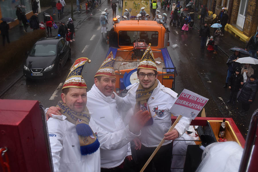 Rosenmontagszug in Wirges litt etwas unter dem Regen