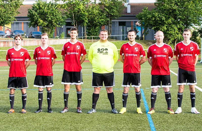 Die Neuzugnge  in der 1. Mannschaft von links: Alex Hansens, Erik Hansens, Simon Khne, Heinz Job, Dardan Morina, Thomas Hombeuel, Jan Hilbers. Auf dem Bild fehlt: Oliver Kubatta, Leon Erbstroh. Fotos: Verein