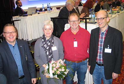 Bei der Landessynode 2017 wurde Superintendentin Andrea Aufderheide (2.v.l.) erneut fr eine achtjhrige Amtszeit in die Leitung der Evangelischen Kirche im Rheinland gewhlt. Gratulationen dazu gab es von den heimischen Synodalabgeordneten (v.r.) Pfarrer Martin Haler, Frank Schumann und Pfarrer Marcus Tesch.  Archivfoto/Kirchenkreis/Stroh