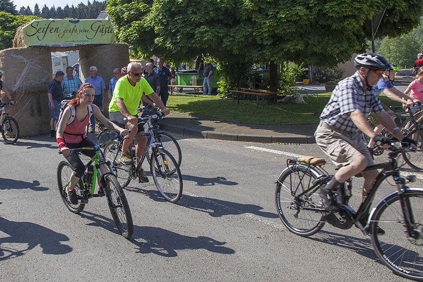 In Seifen wurden die Radler bei der offiziellen Erffnung auf die Strecke geschickt. Fotos: Wolfgang Tischler