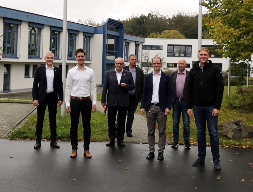 Brgermeister Fred Jngerich, Geschftsfhrer Mario Sauerbrey, Landrat Dr. Peter Enders, Eugen Schmidt, VG Altenkirchen-Flammersfeld, Geschftsfhrer Martin Schfer, Ortsbrgermeister der Ortsgemeinde Willroth, Richard Schmitt und Lars Kober, Wirtschaftsfrderung Kreis Altenkirchen. (Foto: Wirtschaftsfrderung Kreis AItenkirchen) 