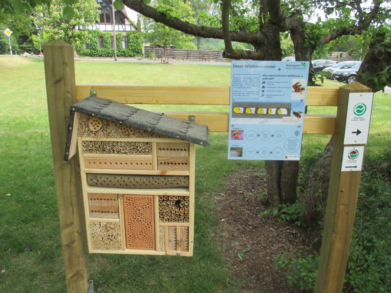 Wildbienenhotel und Infotafel an einer Kita in Krunkel-Epgert. Foto: Naturpark Rhein-Westerwald