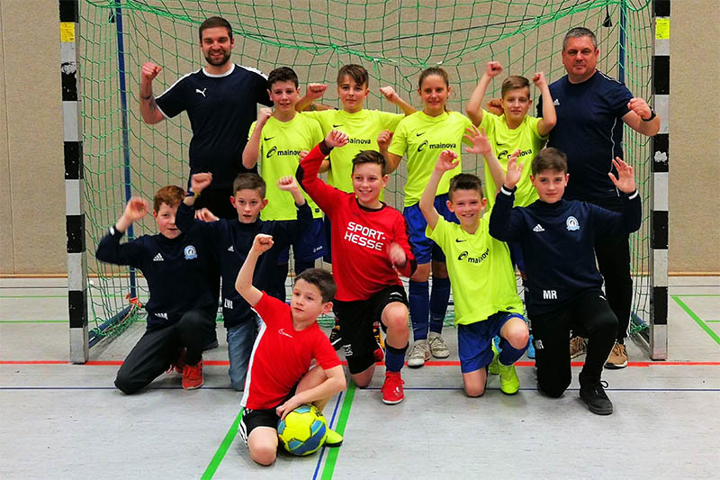 Jubel bei der D1 der JSG Wolfstein-Norken ber die Vize-Rheinlandmeisterschaft. Die Trainer Michael Hilpisch (hinten rechts) und Dennis Friesen (links stehend) freuen sich mit ihrem Team. Foto: Verein