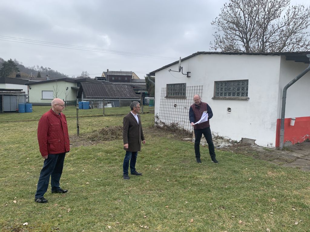 Hendrik Hering (Mitte) beim Vor-Ort-Termin mit Ortsbrgermeister Gnter Weigel (links) und dem Ersten Beigeordneten Harald Ulrich (rechts). Foto: privat