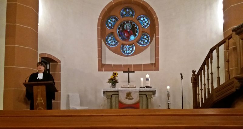 Pfarrerin Hilke Perlt thematisierte in ihrer Predigt im Abendgottesdienst in Willmenrod die Aktion Lucia Lichter gegen Brustkrebs. Foto: Hildegard Peter