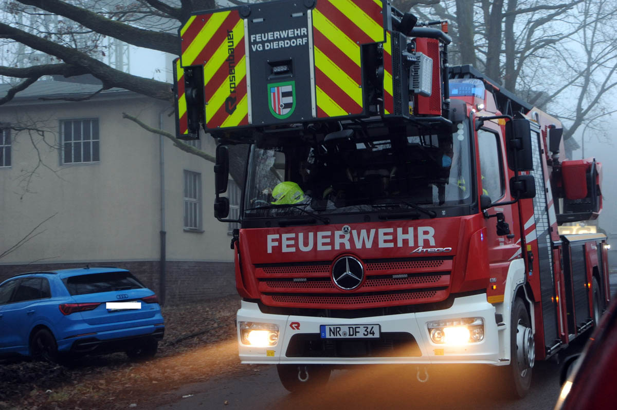 Mehrere Feuerwehren zu Gebudebrand in Willroth alarmiert