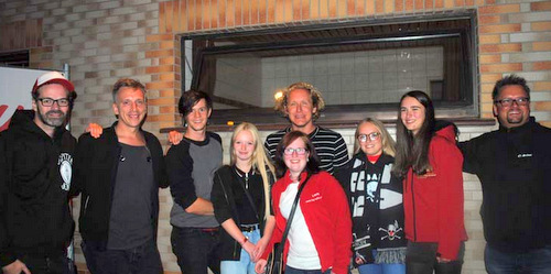 Die Gruppe Kasalla mit Fans in Willroth. (Foto: kk) 