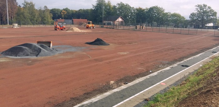 Die Bauarbeiten am Sportplatz Willroth laufen. (Foto: Kai-Uwe Becker)