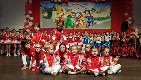 Auch der Willrother Karneval lebt von seinem Nachwuchs. Dies wurde bei der groen Prunksitzung der KG deutlich. Das Foto zeigt die Springmuse, die mit ihrem Tanz die Mega-Prunksitzung im Festzelt erffneten. Foto: Rolf Schmidt-Markoski