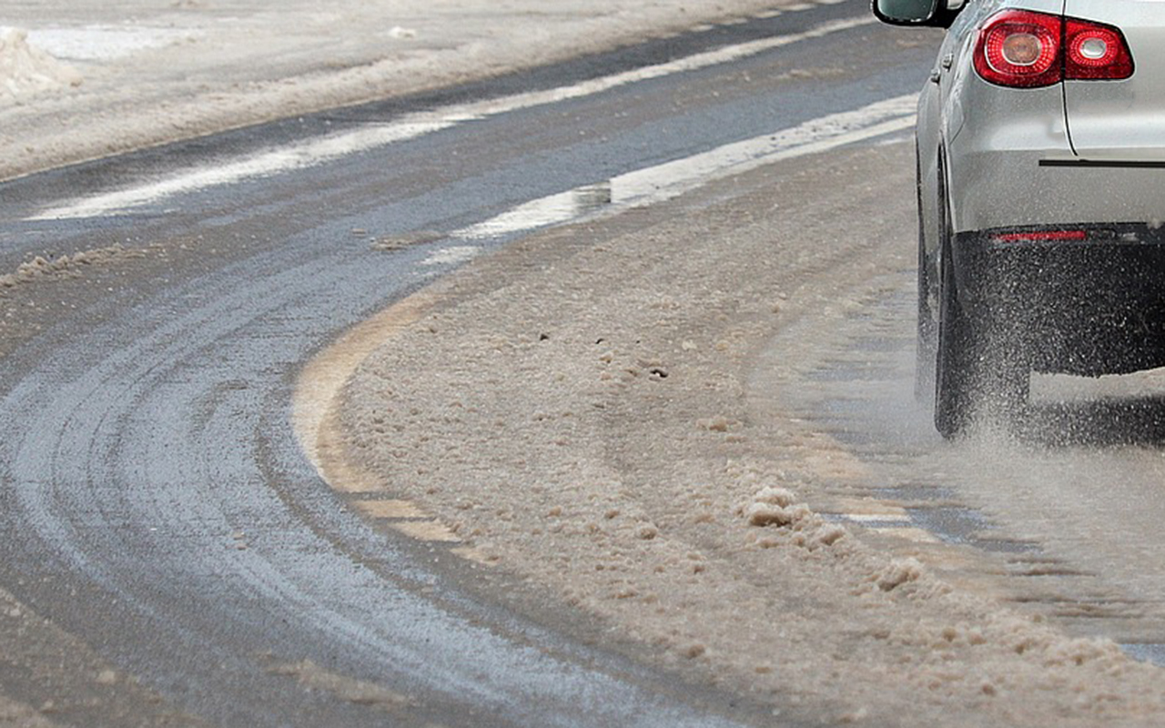 Pkw berschlgt sich auf schneebedecker Fahrbahn nahe Wittgert