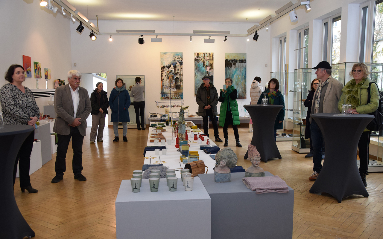 Mit viel Liebe zum Detail hat das Team der Handwerkskammer Koblenz die Exponate von mehr als 100 Ausstellern in den Rumen der Galerie Handwerk arrangiert. (Foto: HwK Koblenz / Dagmar Schweickert) 
