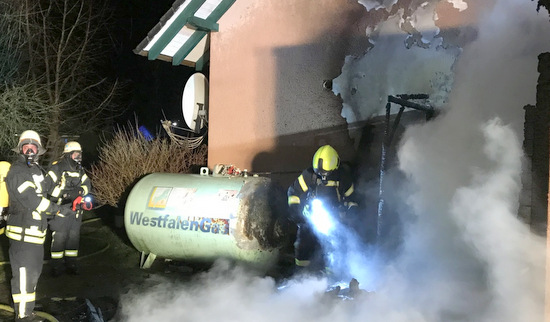 Deutlich zu erkennen sind die Hitzespuren am Flssiggastank und der Fassade. (Foto: Alexander Mller/Feuerwehr Hamm)