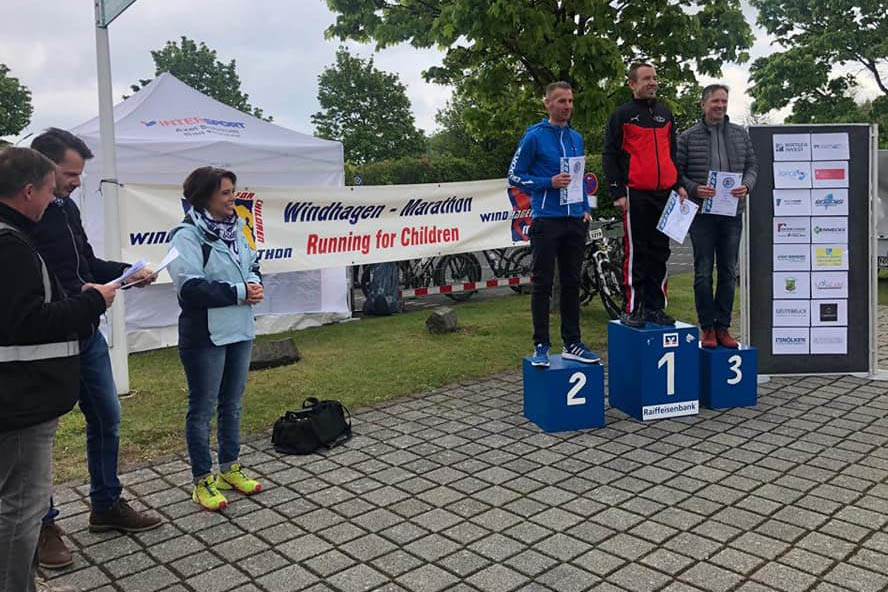 Siegerehrung: die Sieger Halbmarathon der Mnner - die Siegerehrung nahm hier das Windhagener Prinzenpaar, Holger und Michaela Krumscheid mit Mario H vor. Fotos: Sina Henerici SV Windhagen