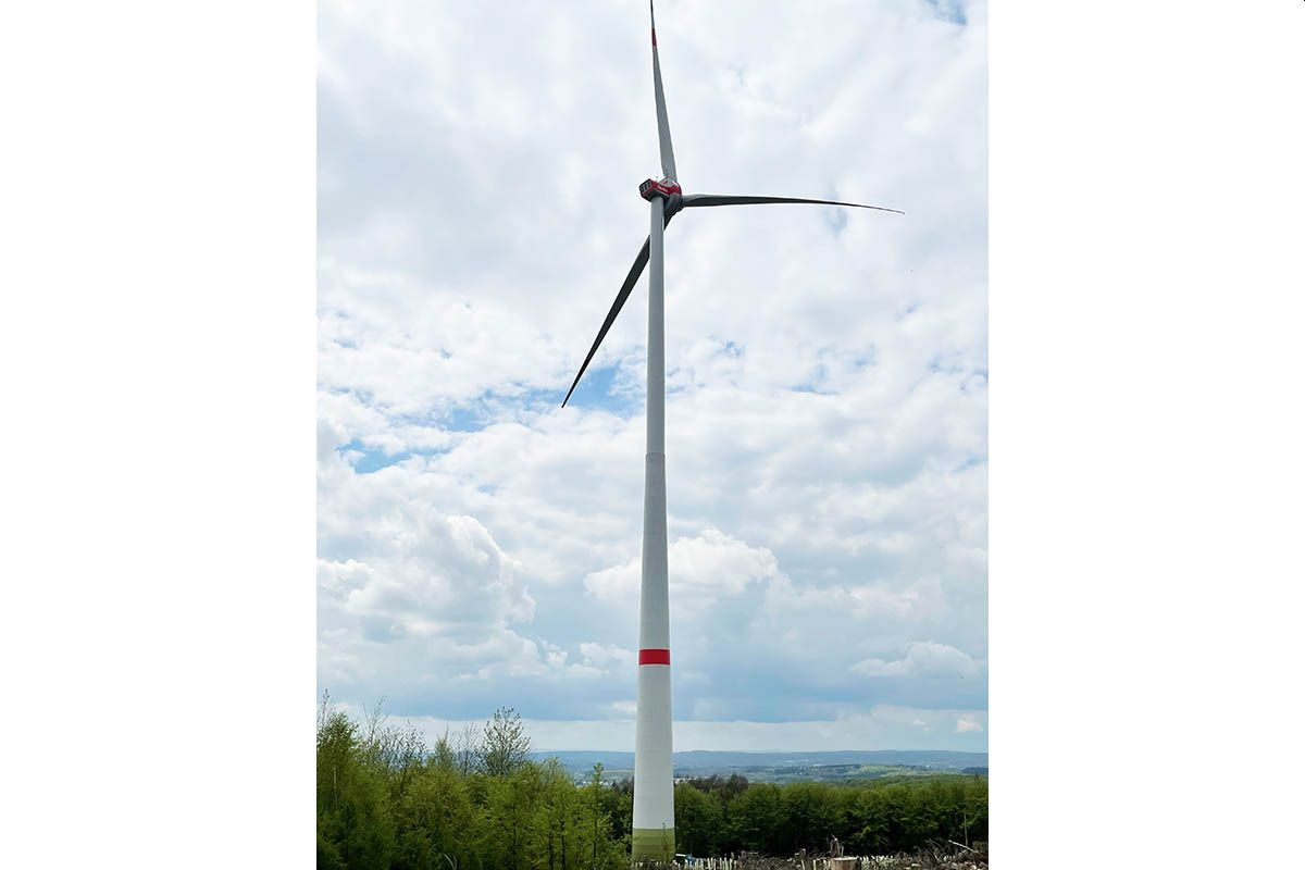 Zwei Windkraftrder auf dem Hartenfelser Kopf in Betrieb