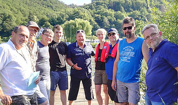 Acht neue Skipper um Dozent Jrgen Koslowski (Mitte) haben es geschafft. (Foto: privat) 
