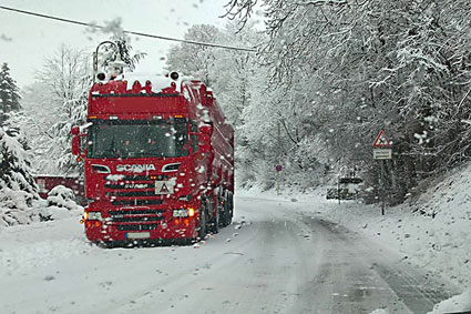 Ergiebiger Schneefall und Sturmben behindern Verkehr