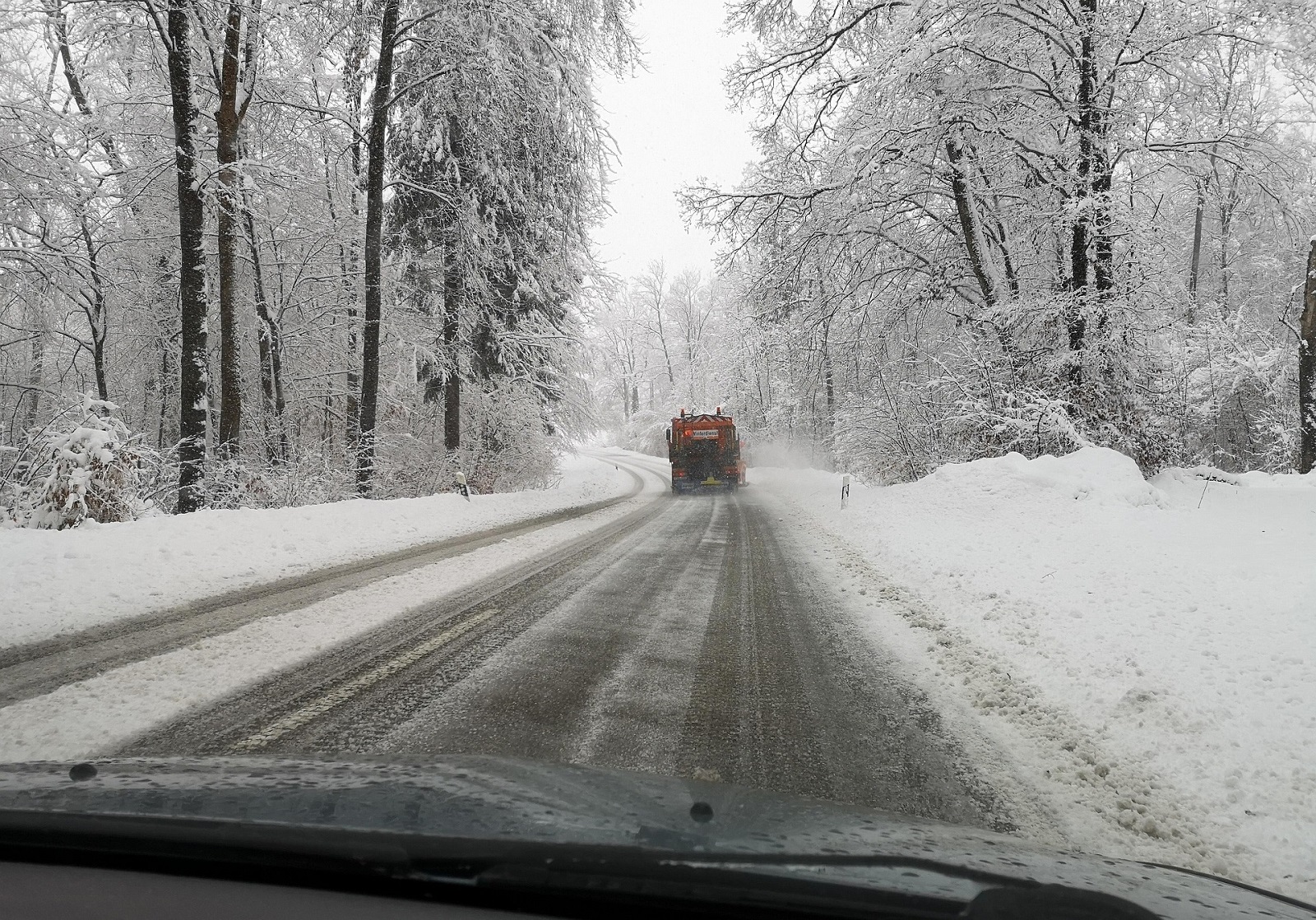 Sechs Unf�lle bei Wintereinbruch im Raum Stra�enhaus