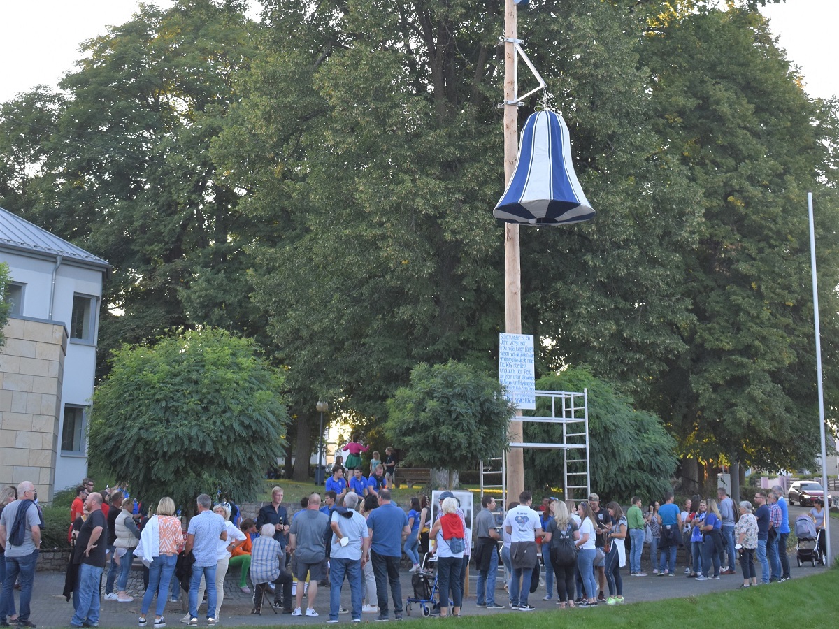 Unverkennbar: Der Kirmesbaum in Wirges. (Alle Fotos: Wolfgang Rabsch)