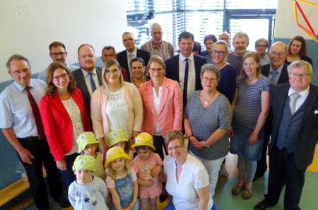 Die rheinland-pflzische Bildungsministerin Stefanie Hubig (Bildmitte) war zur Einweihung der erweiterten Kindertagessttte Wirbelwind nach Kirchen-Freusburg gekommen. (Foto:jmlp)